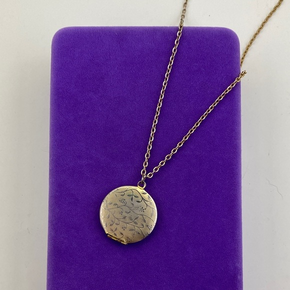 Jewelry - 💛 Vintage Gold Plates Floral Locket Necklace | Minimalist Boho Layering Piece